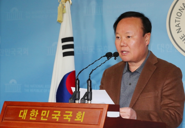 8일 오전 자유한국당 소속 김재원 예산결산특별위원장은 국회에서 긴급 기자회견을 가졌다.ⓒ뉴시스