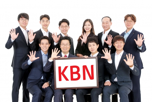 KT는 지난 9일 한국프레스센터에서 열린 2019 대한민국 커뮤니케이션 대상에서 KT그룹 사내방송인 KBN(KT Group Broadcasting Network)센터가 국회 과학기술정보방송통신위원회 위원장상, 방송 부문, 웹사이트 부문 등 3개 부문을 수상했다고 9일 밝혔다. ⓒKT