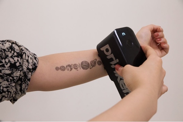 사용자가 프링커 S를 이용해 팔에 타투를 새기는 모습 ⓒ 프링커 코리아
