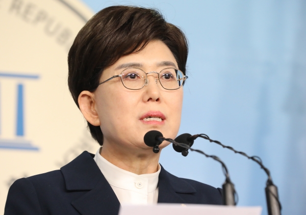 최연혜 자유한국당 의원(초선 비례대표)은 6일 “한국당의 제1보는 젊고 유능한 인재를 대거 영입하는 것”이라며 “그 분들을 위해 기꺼이 자리를 비우겠다”고 총선 불출마를 선언했다.ⓒ뉴시스