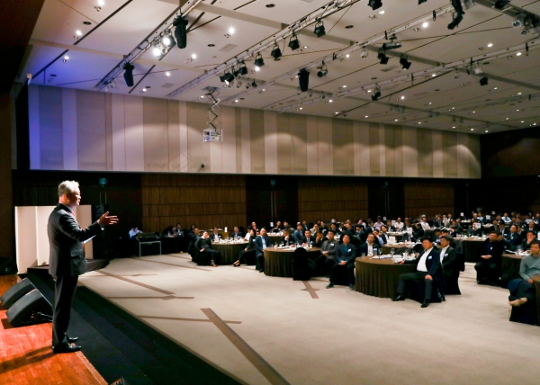 NH투자증권 정영채 사장(왼쪽)이 9일 여의도 63컨벤션센터에서 개최된 2020년 리더스 컨퍼런스에서 전 임원 및 부·점장을 대상으로 경영전략에 대해 설명하고 있다. ©NH투자증권