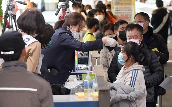 우한 폐렴 확산을 막기 위해 중국에서 입국하는 여행자들의 전수발열검사가 이뤄지고 있는 모습. ⓒ 뉴시스