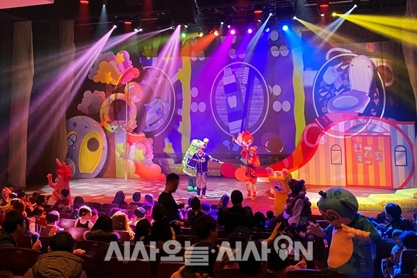 유진그룹은 가족 뮤지컬에 소방관 가족들을 초청하는 행사를 가졌다 ⓒ 유진그룹