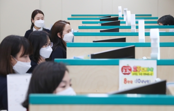 코로나 19 확산 방지를 위해 은행 영업점 직원들은 마스크를 착용하고 업무를 보고 있다. 사진은 지난달 28일 서울 종로구 KEB하나은행 광화문역지점 ⓒ뉴시스