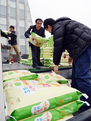 효성그룹 임직원들이 '사랑의 쌀'을 서울 마포구 지역 주민에게 전달하고 있다 ⓒ 효성그룹