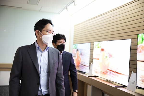 19일 이재용 삼성전자 부회장(왼쪽)이 삼성디스플레이 아산사업장에서 디스플레이 패널을 살펴보고 있다. ⓒ 삼성전자