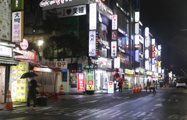 신종 코로나바이러스 감염증(코로나19) 확산 방지를 위해 정부가 '보다 강력한 사회적 거리두기'를 권고하고 있는 26일 서울 동대문구 쇼핑센터 인근 식당가가 한산한 모습을 보이고 있다. 뉴시스