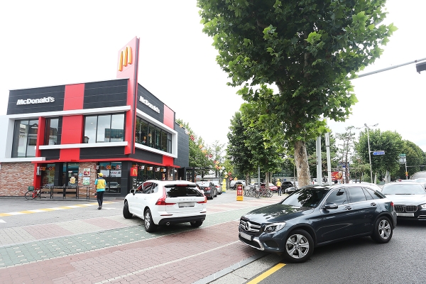 맥드라이브(드라이브 스루)를 이용하기 위해 차량들이 매장으로 들어가고 있다. 맥도날드