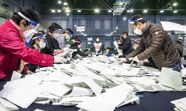 우리는 이번 총선에도 어김없이 여론조사를 찾았다. ⓒ시사오늘 권희정 기자
