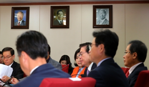 자유한국당은 당사에 이승만·박정희·김영삼 전 대통령의 사진을 걸어뒀다.ⓒ뉴시스