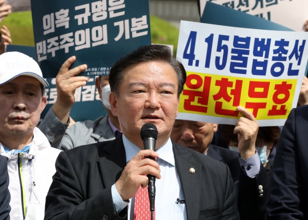 제21대 총선 부정선거 의혹을 제기하고 있는 미래통합당 민경욱 의원이 13일 현상금 1500만 원을 걸고 부정선거 제보를 받겠다고 밝혔다. ⓒ뉴시스