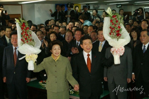 2002년 한나라당 이회창 후보가 민주당 노무현 후보에게 패하면서, 미래연대는 분열 수순을 밟는다. ⓒ사람사는세상 노무현재단