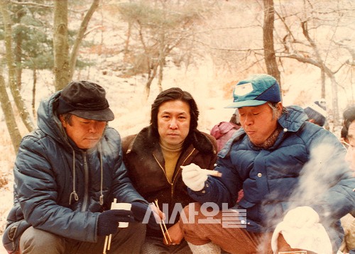 민주산악회에서 식사를 하는 YS, 왼쪽이 고(故)김동영 전 의원, 가운데가 이성춘 민추협 부이사장.ⓒ시사오늘DB