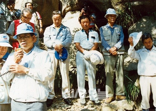 김영삼은 회원들과 함께 민주 회복을 위해 간절히 기도했다.ⓒ시사오늘(사진 제공=심의석)