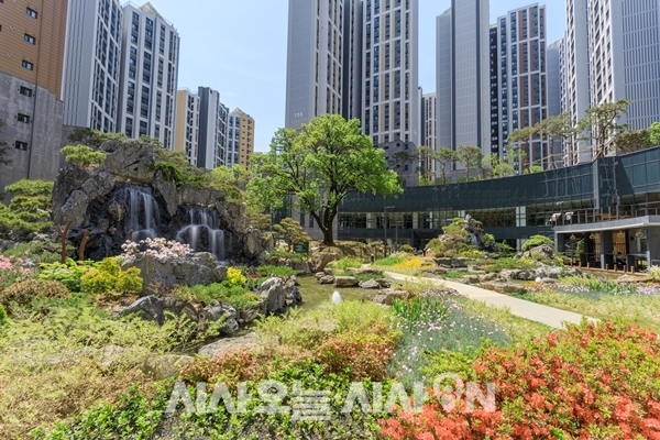 녹번역 e편한세상 캐슬 단지에 서울시 보호수로 지정된 살구나무(가운데)를 비롯한 다양한 식재와 수변시설이 꾸며졌다 ⓒ 대림산업