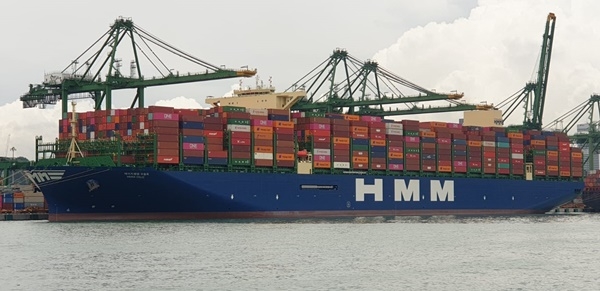 HMM은 세계 최대 2만4000 TEU급 컨테이너 2호선 ‘HMM 오슬로’호가 지난 28일 만선으로 유럽에 출항했다고 31일 밝혔다. ⓒ HMM