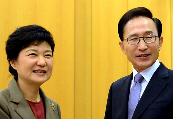 박근혜 후보는 2012년 대선을 앞두고 부산 유세 첫날부터 “이명박 정부도 민생에 실패했다”고 날을 세우면서 공개적으로 MB정부를 ‘실패’로 규정했다.ⓒ뉴시스