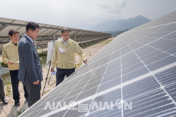 박종호 산림청장(사진 오른쪽)이 고성 태양광 발전 시설을 둘러보고 있다(사진-산림청)