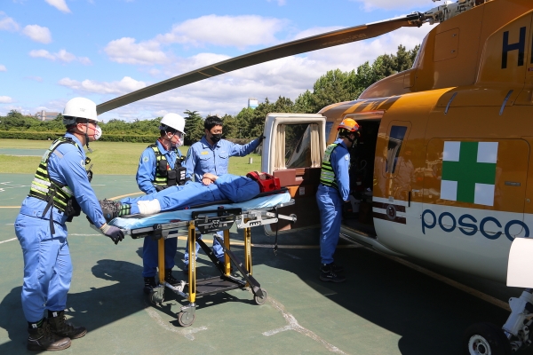 포스코가 자사 보유 헬기 2대 중 1대를  응급환자 이송 겸용으로 변경해 사용하기로 했다. 사진은 응급환자 이송 모의훈련이 이뤄지는 모습. ⓒ 포스코
