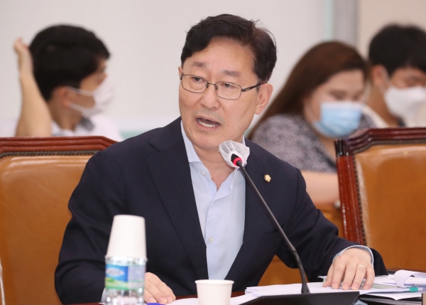 민주당 의원들과 지지자들 사이에선 박 의원의 발언을 빌어 윤 의원의 진정성을 공격하는 시도가 이어지고 있다.  ⓒ뉴시스