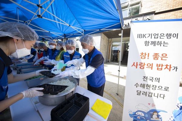 19일 충청북도 영동군에서 IBK기업은행 임직원 자원봉사단이 ‘사랑의 밥차’ 무료급식 봉사활동을 하고 있는 모습 ⓒIBK기업은행