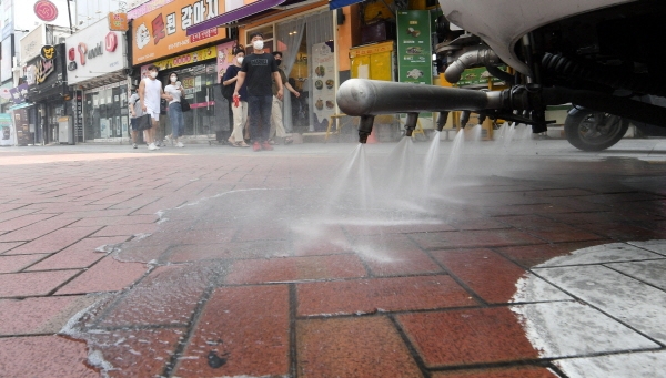 24일 오후 대구 중구 동성로에서 중구청 관계자들이 살수차를 이용해 뜨거워진 도로에 물을 뿌리며 열기를 식히고 있다. ⓒ뉴시스