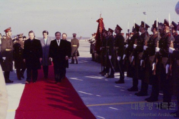 한국이 동구권 국가 중 가장 먼저 수교한 국가는 헝가리였다. 1989년 헝가리 페리헤지 공항 환송행사에 참석한 노태우 대통령이 관계자의 안내를 받으며 이동하는 모습이다.ⓒ대통령기록관