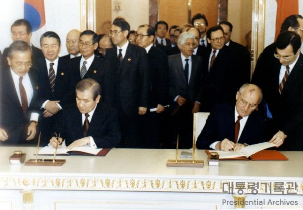 소련(러시아)을 공식 방문 중인 노태우 대통령이 소련 고르바쵸프 대통령과 한‧소 정상회담 공동선언문에 서명하는 모습이다.ⓒ대통령기록관
