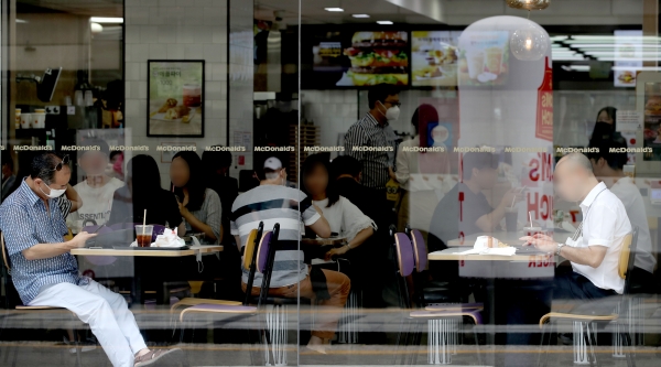 사회적 거리두기 2.5단계 조치가 시행 중인 1일 오후 서울 한 시내의 패스트푸드점에서 시민들이 식사를 하고 있다. 뉴시스