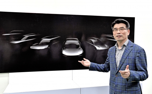 송호성 기아차 사장이 오는 2027년까지 출시될 전용 전기차 모델 라인업의 스케치 이미지를 설명하고 있다. ⓒ 기아자동차