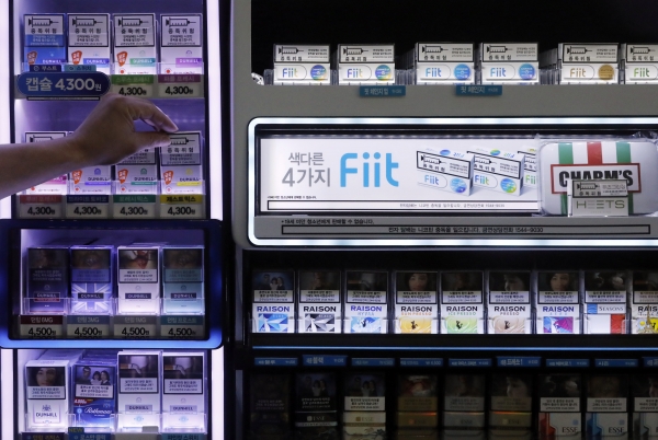 서울 시내 한 편의점에 궐련형전자담배가 진열돼 있다. 뉴시스
