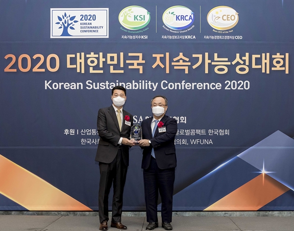 (왼쪽부터) 심재국 KCC 총무인사총괄 상무, 이상진 한국표준협회 회장 ⓒ KCC