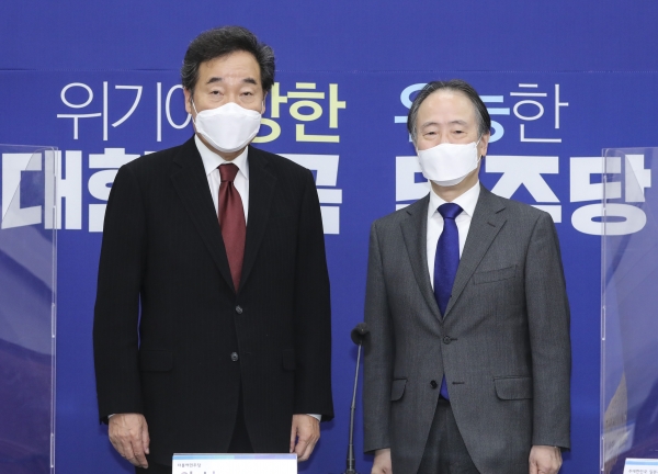 더불어민주당 이낙연 대표와 일본 도미타 코지 주한 일본대사가 22일 만났다.ⓒ뉴시스(공동취재사진)