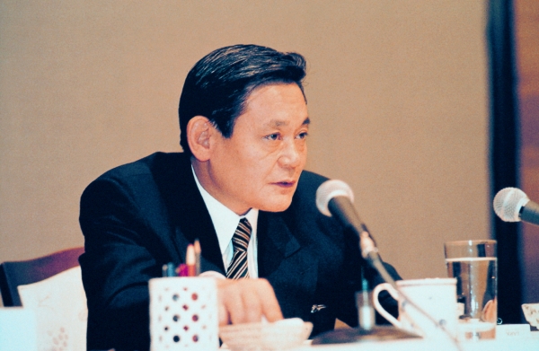 이건희 삼성그룹 회장이 25일 향년 78세를 일기로 별세했다. 정치권은 일제히 애도의 뜻을 표했다. 사진은 1993년 신경영 선언 당시 고인의 사진. ⓒ뉴시스=삼성전자 제공