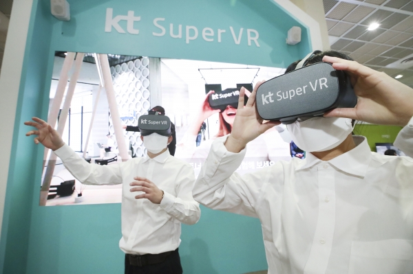 KT는 10일부터 사흘간 서울 강남구 코엑스에서 개최된 ‘코리아 VR 페스티벌 2020(KVRF 2020)’에 참여해 다양한 실감미디어 서비스를 선보인다고 밝혔다.ⓒKT