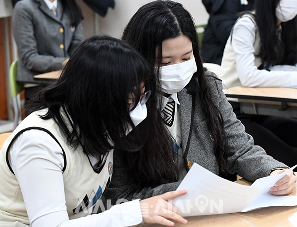 2021학년도 대학수학능력시험(수능) 성적통지표 배부일인 23일 오전 서울 동대문구 해성여자고등학교에서 학생들이 수능 성적표를 확인하고 있다.
