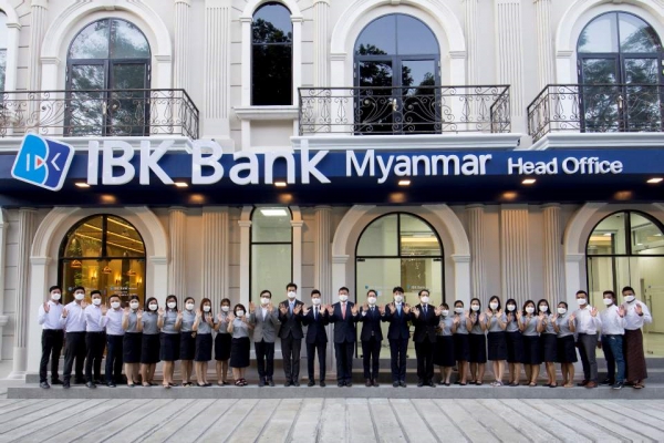 지난해 12월 30일 현지법인 설립 최종인가를 획득한 ‘IBK미얀마은행’ 본점 앞에서 직원들이 기념촬영을 하는 모습 ⓒIBK기업은행