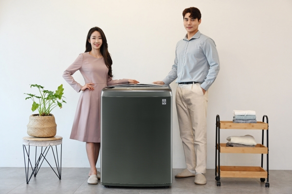 LG전자는 16일 인공지능(AI) 기능을 갖춘 ‘LG 통돌이 세탁기’ 신제품을 출시한다고 밝혔다. 신제품 용량은 22kg이며, 출하가는 138만 원이다.ⓒLG전자