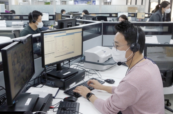 신한은행 디지털영업부 직원들이 일하는 모습 ⓒ신한은행