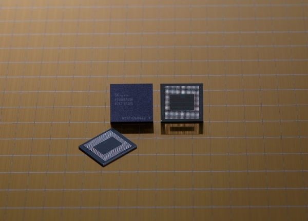 SK하이닉스는 업계 최대 용량 18GB ‘LPDDR5 모바일 D램’을 양산한다고 8일 밝혔다.ⓒSK하이닉스