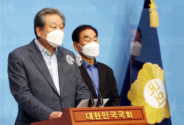 김무성 전 새누리당 대표와 이재오 전 원내대표ⓒ뉴시스(공동취재사진단)
