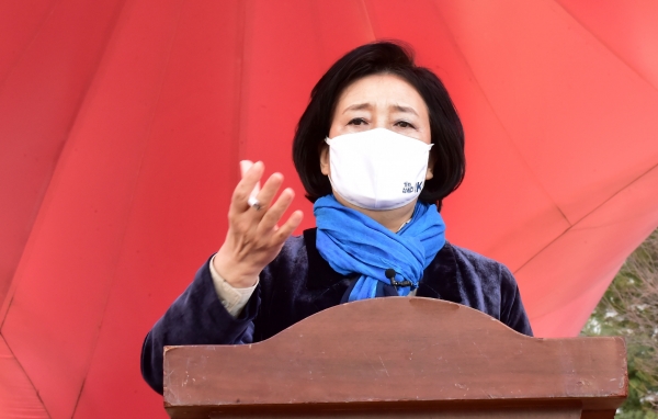 박영선 더불어민주당 서울시장 후보가 17일 코로나19 피해를 입은 소상공인과 자영업자를 위해 “착한 임대인을 화끈하게 지원하겠다”고 밝혔다. ⓒ뉴시스