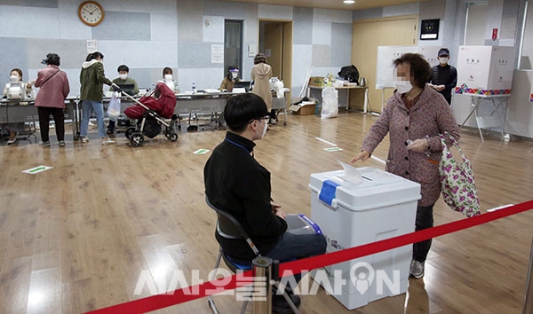 재·보궐선거 사전투표가 시작된 2일 오전 서울 서대문구 남가좌1동 주민센터에 차려진 사전투표소를 찾은 시민들이 사전투표하고 있다. ⓒ시사오늘 권희정 기자