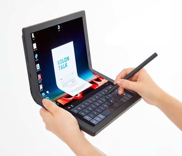 코오롱인더의 CPI필름이 적용된 레노버 X1폴드 노트북은 터치펜을 이용해 노트북을 사용할 수 있다. ⓒ코오롱