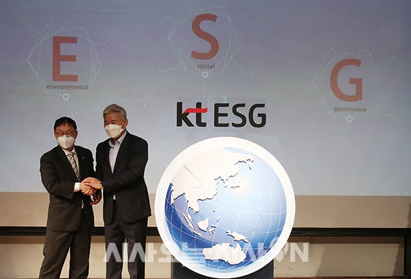 구현모 KT대표이사와 최장복 노동조합위원장이 15일 오전 서울 광화문 KT 스퀘어에서 열린 ‘KT 노사공동 ESG 경영’을 선언하며 악수를 하고 있다.