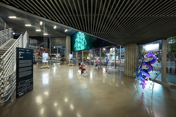 ‘월드 온 어 와이어’展이 열린 현대모터스튜디오 서울의 내부 전경. ⓒ 현대자동차
