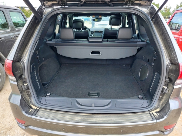 지프 그랜드 체로키의 트렁크 적재공간 모습. 800ℓ에서 최대 1689ℓ로 확장 가능하다. ⓒ 시사오늘 장대한 기자