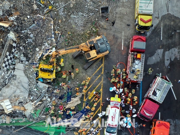 지난 9일 오후 광주 동구 학동 재개발구역에서 철거 중이던 5층 건물이 붕괴돼 지나가던 버스를 덮쳤다. 119 소방대원들이 무너진 건축물에 매몰된 버스에서 승객 구조 작업을 벌이고 있다 ⓒ 뉴시스
