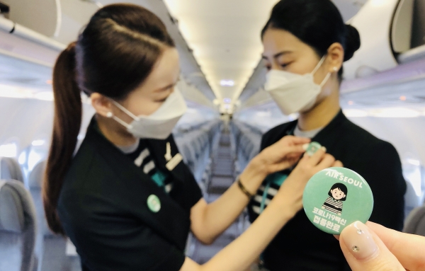 에어서울은 탑승객들의 불안감 해소를 위해 백신 1차 접종을 완료한 승무원을 비행에 투입한다고 8일 밝혔다. ⓒ에어서울