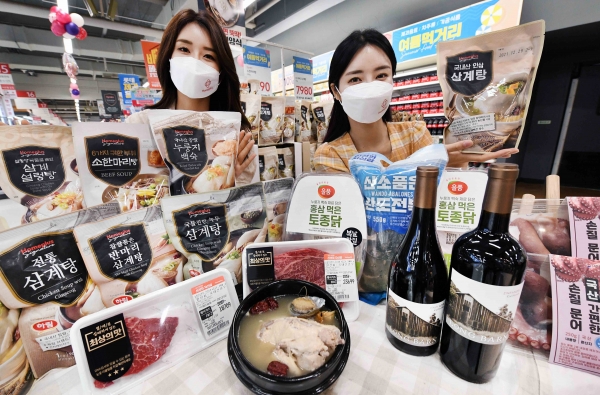 모델들이 9일 서울 등촌동 홈플러스 강서점에서 ‘복날 맛집’ 행사 상품을 선보이고 있다. 홈플러스